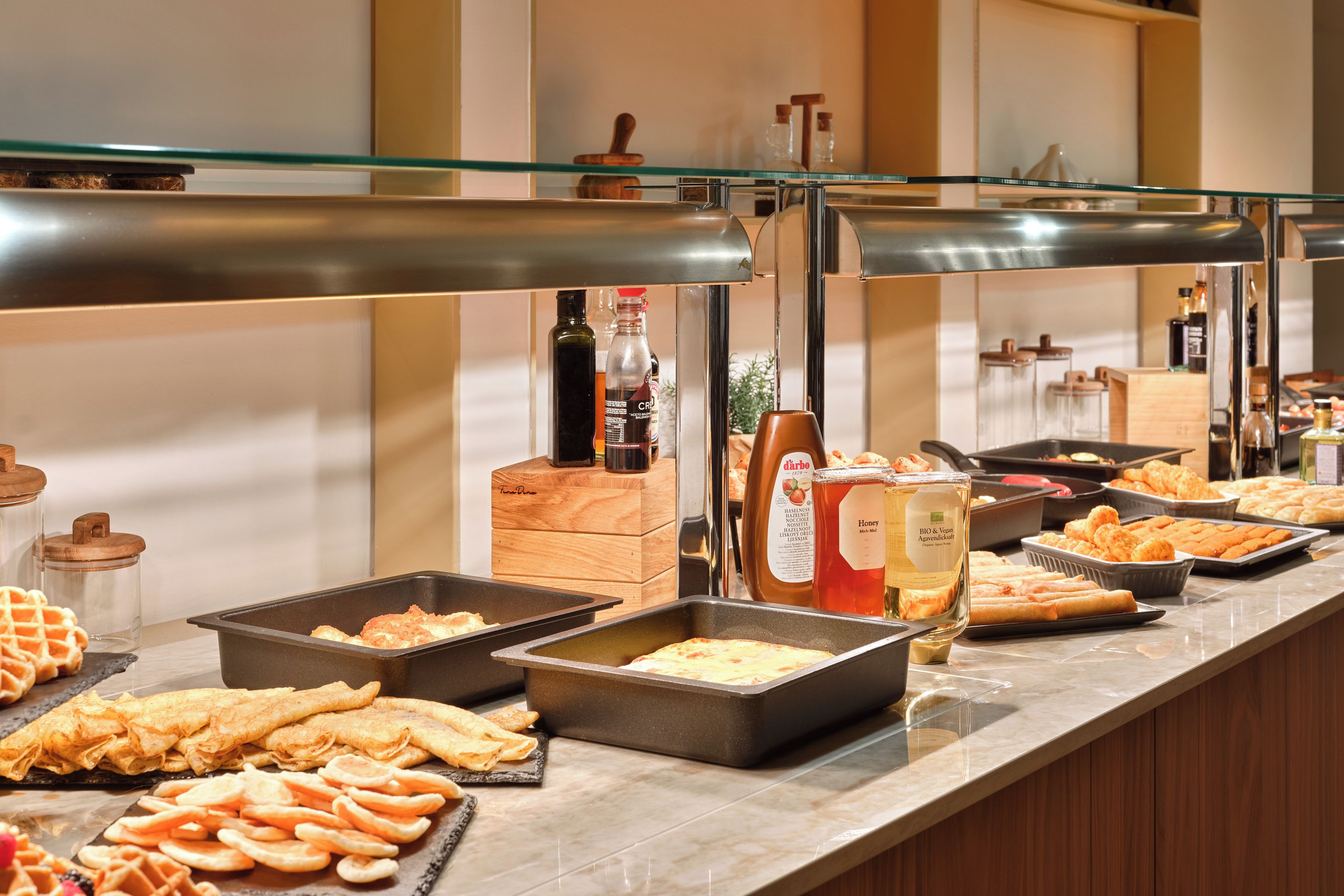 Un buffet proposant une variété de plats et d’accompagnements.