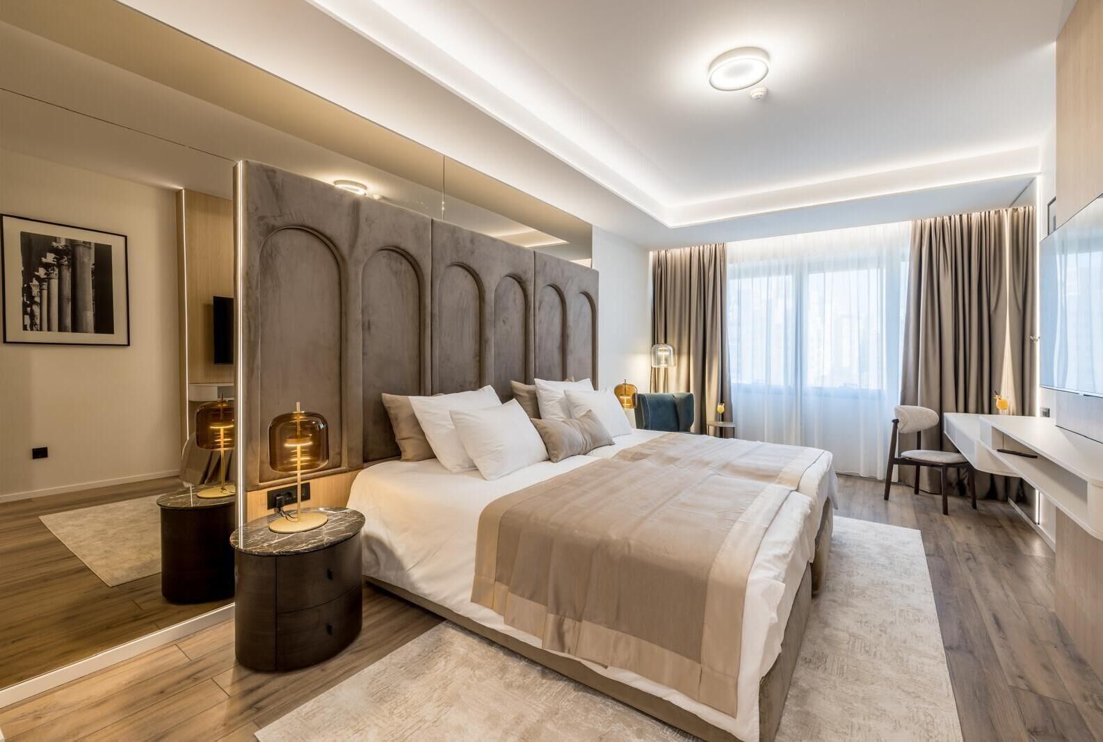 高级双人房或双床房 | 防过敏的被褥、迷你吧、客房内保险箱、办公桌