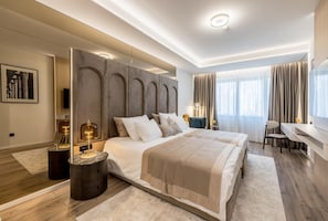 Habitación superior con 1 cama doble o 2 individuales | Ropa de cama hipoalergénica, minibar, caja fuerte y escritorio
