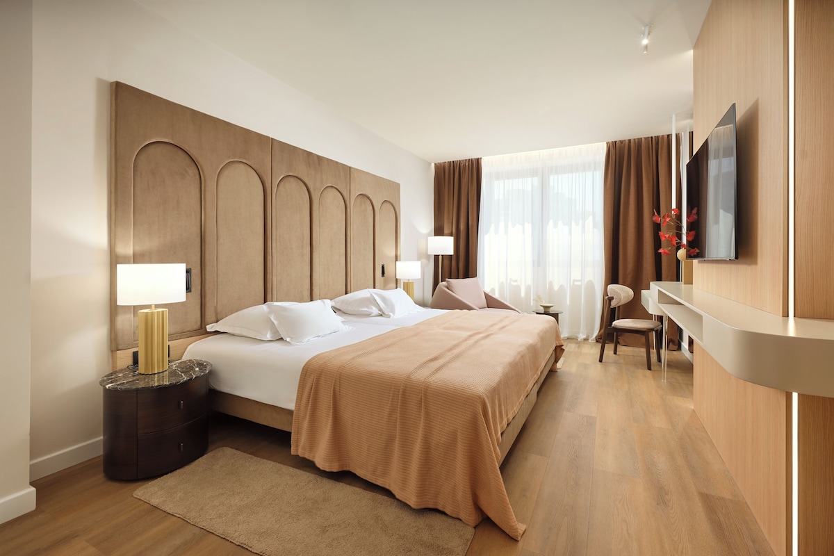 Habitación superior con 1 cama doble o 2 individuales | Ropa de cama hipoalergénica, minibar, caja fuerte y escritorio