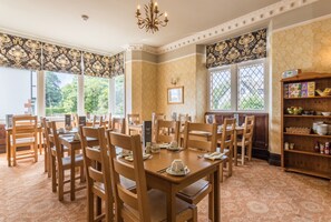 Daily cooked-to-order breakfast (GBP 12 per person)