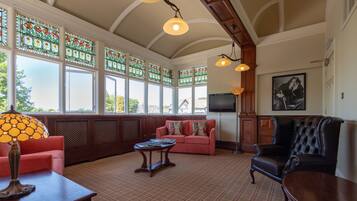 Oscar Wilde Suite | Egyptian cotton sheets, individually decorated, individually furnished