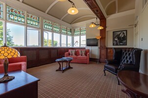 Oscar Wilde Suite | Egyptian cotton sheets, individually decorated, individually furnished