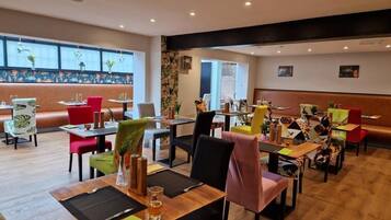 Lunch and dinner served, British cuisine