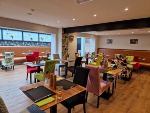 Lunch and dinner served, British cuisine