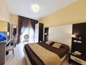 Camera Matrimoniale Standard | Minibar, caja de seguridad en la habitación, escritorio y wifi gratis 