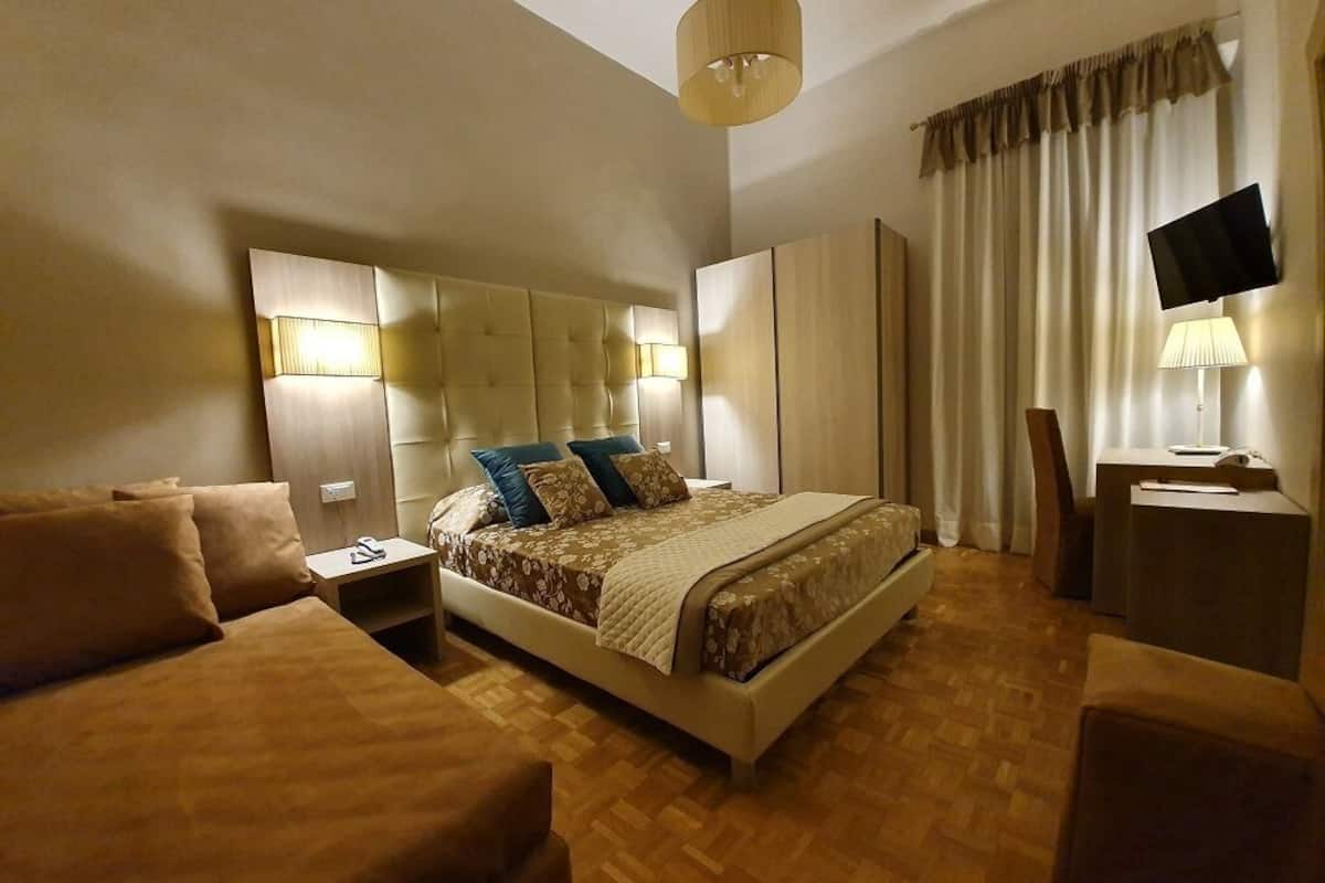 tripla deluxe matrimoniale | minibar, in-room safe, desk, free wifi