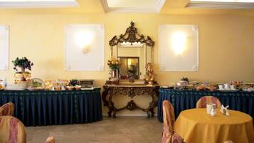 Daily cooked-to-order breakfast (EUR 9 per person)