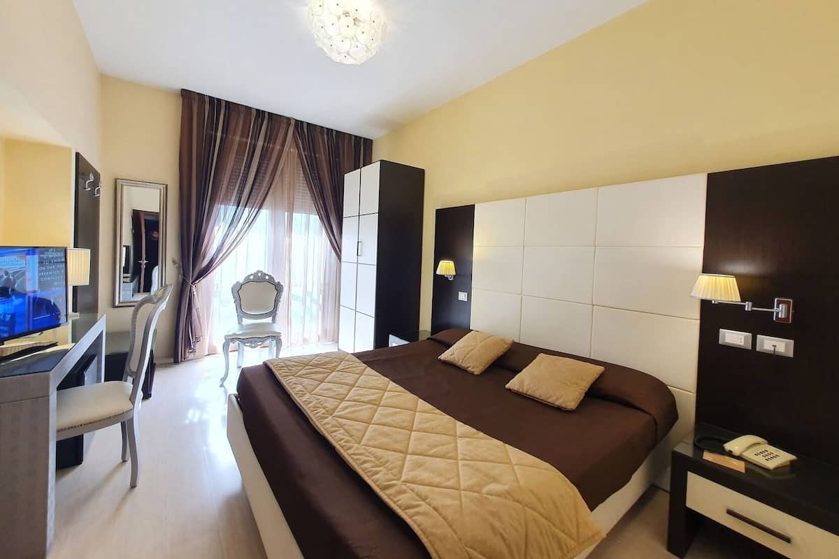 Minibar, in-room safe, desk, WiFi (free)