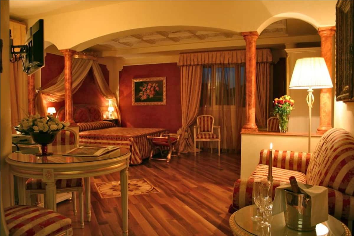 Suite (Vasari) | Minibar, in-room safe, desk, WiFi (free)
