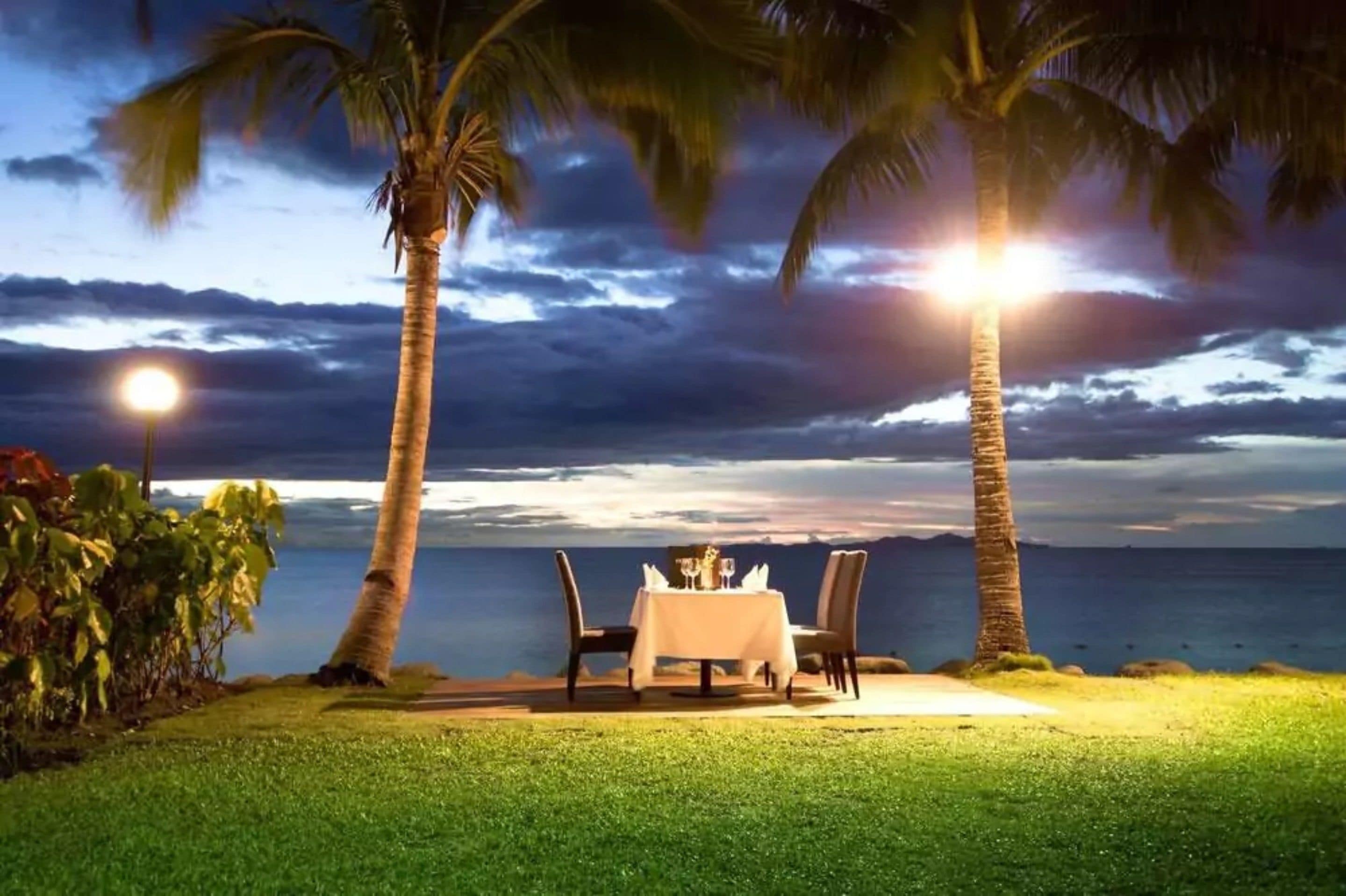 5 restaurants, breakfast, lunch, dinner served; international cuisine 