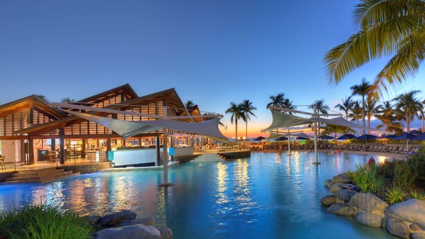 4 utendørsbassenger, bassengparasoller og solsenger
