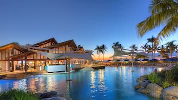 4 utendørsbassenger, bassengparasoller og solsenger