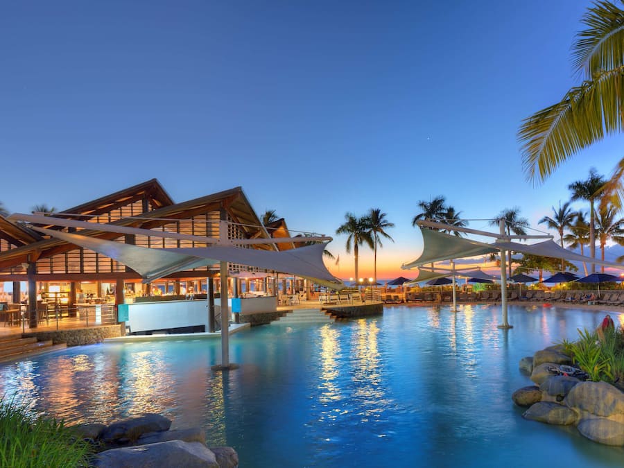 4 utendørsbassenger, bassengparasoller og solsenger