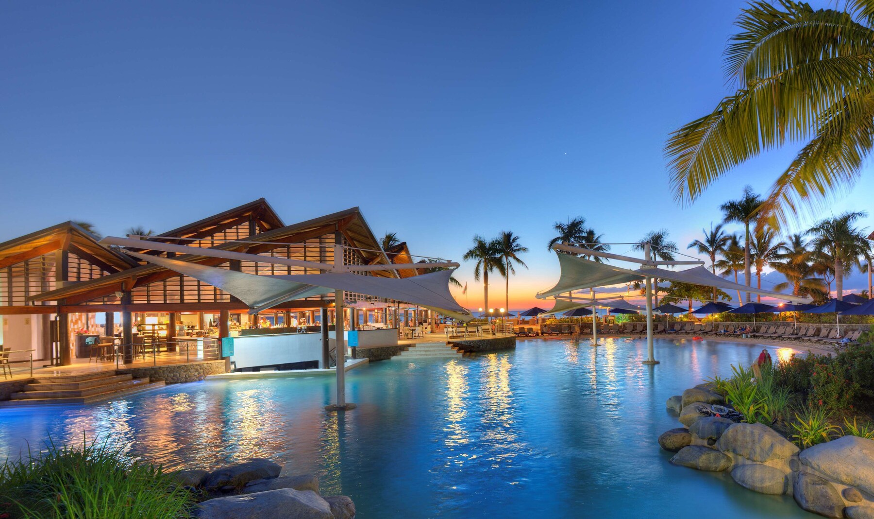 4 piscinas externas, funciona das 8h às 19h, guarda-sóis