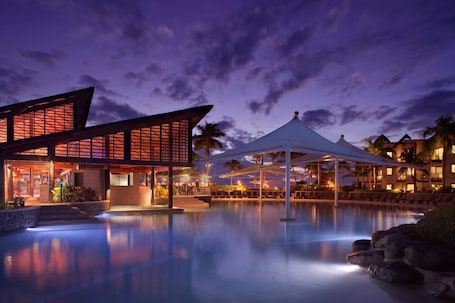 4 piscinas al aire libre, sombrillas, sillones reclinables de piscina