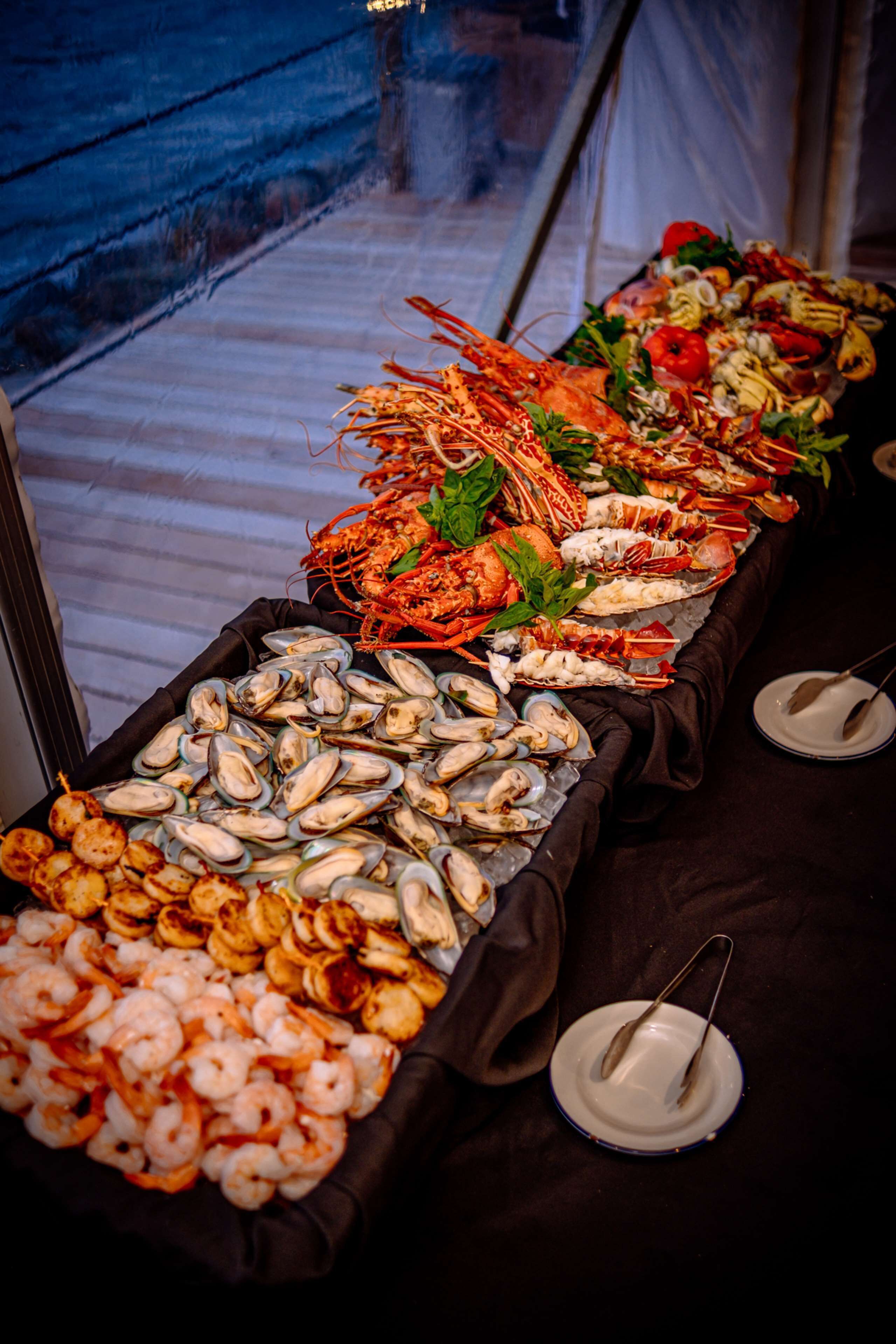 Ein Meeresfrüchtebuffet mit Garnelen, Muscheln und Hummer.