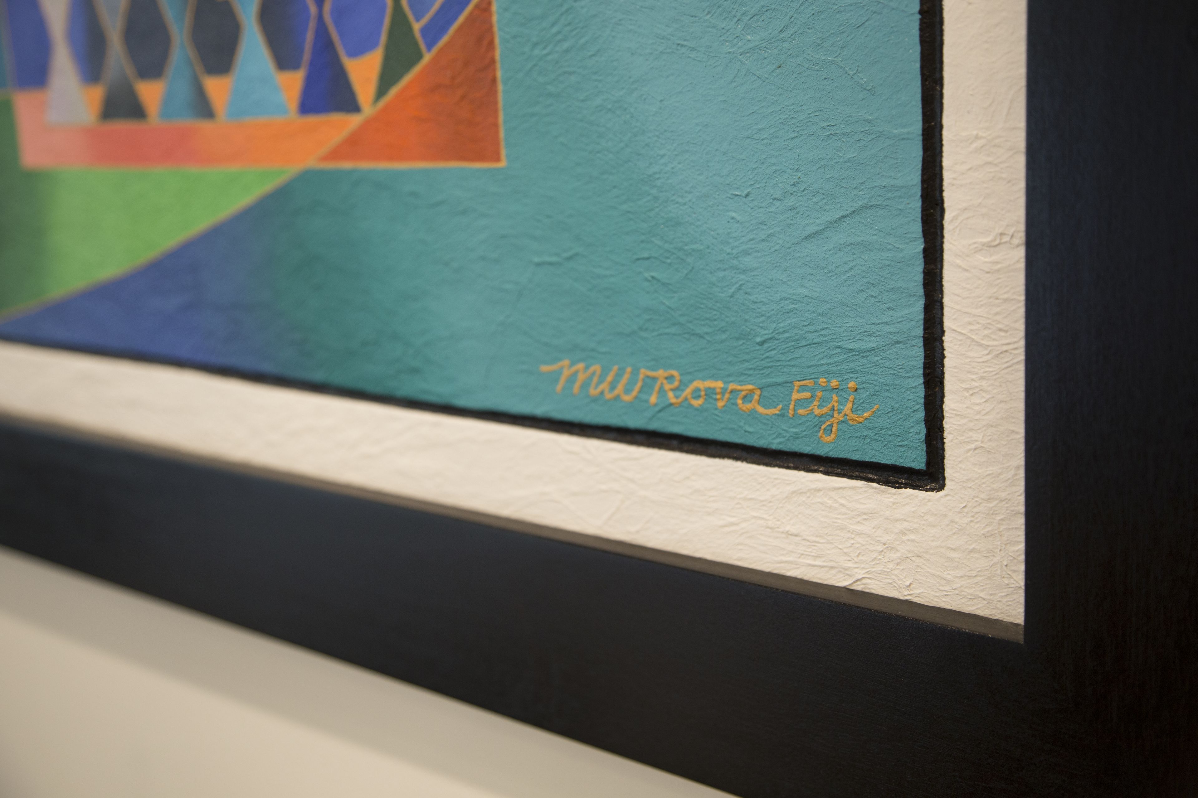 Obra emoldurada com formas geométricas e a assinatura "Murano 2013" em um fundo teal texturizado.