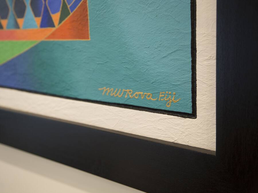 Obra emoldurada com formas geométricas e a assinatura "Murano 2013" em um fundo teal texturizado.