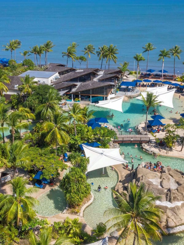 4 outdoor pools, open 8:00 AM to 7:00 PM, pool umbrellas, sun loungers