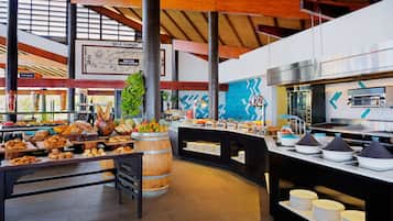 5 restaurants, breakfast, lunch, dinner served; international cuisine