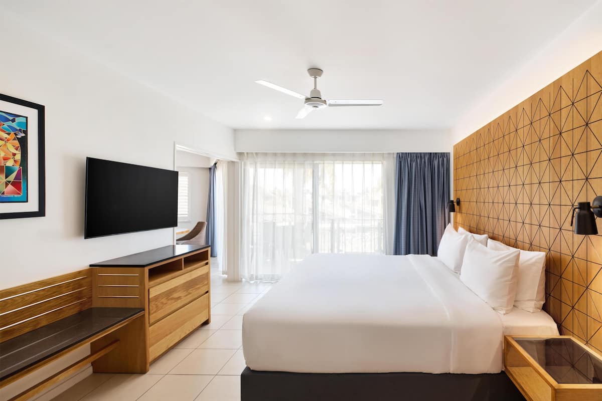 Premium bedding, minibar, in-room safe, desk