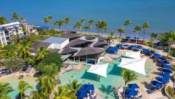 4 utendørsbassenger, bassengparasoller og solsenger