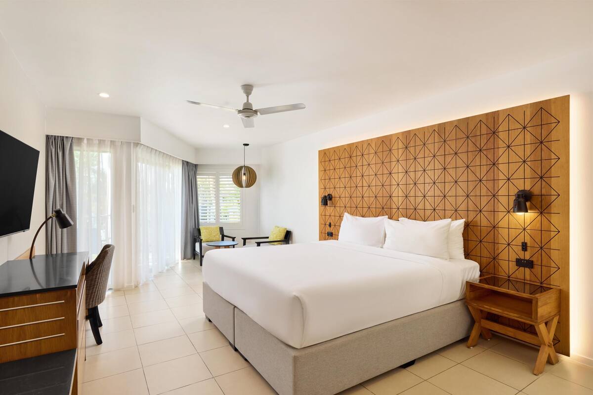 Premium bedding, minibar, in-room safe, desk