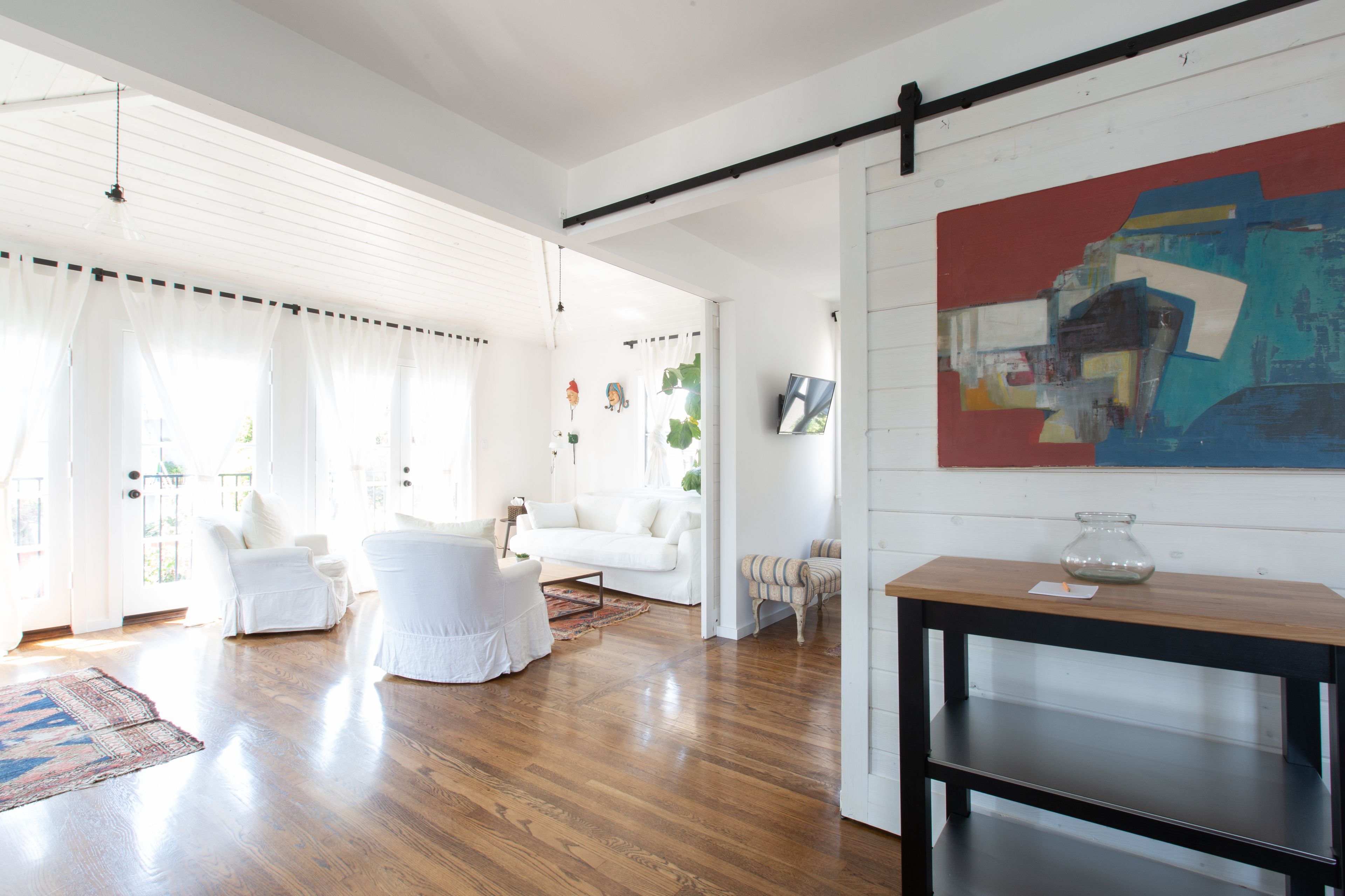 تجهيزات عازلة للصوت ومكواة/لوح كي وواي فاي مجانًا وملاءات أسرّة