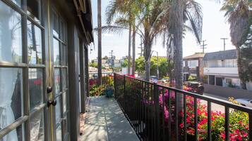 Bungalow, 2 Double Beds | Soundproofing, iron/ironing board, free WiFi, bed sheets