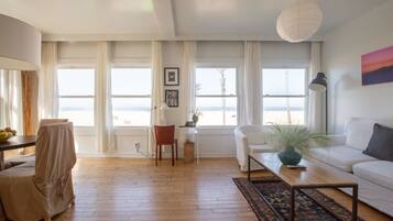 One Bedroom Suite | Soundproofing, iron/ironing board, free WiFi, bed sheets