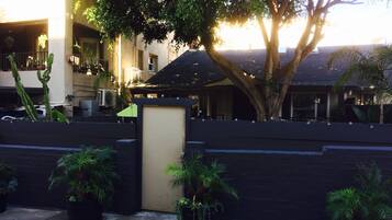 Two Bedroom Cottage | Soundproofing, iron/ironing board, free WiFi, bed sheets