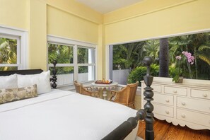 Premium bedding, iron/ironing board, free WiFi, bed sheets - Weatherstation Inn (Key West)