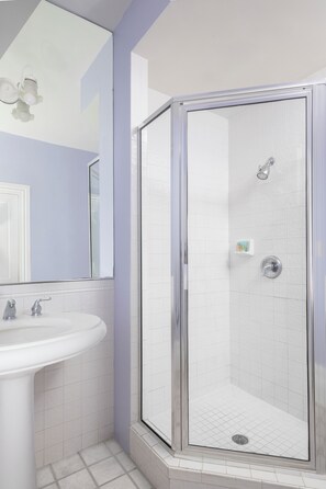 Shower, designer toiletries, hair dryer, bathrobes - Weatherstation Inn (Key West)