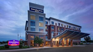 Et moderne hotel med tydelig skiltning for SpringHill Suites Marriott, med en flere etagers bygning, et overdækket indgangsparti og en parkeringsplads foran.