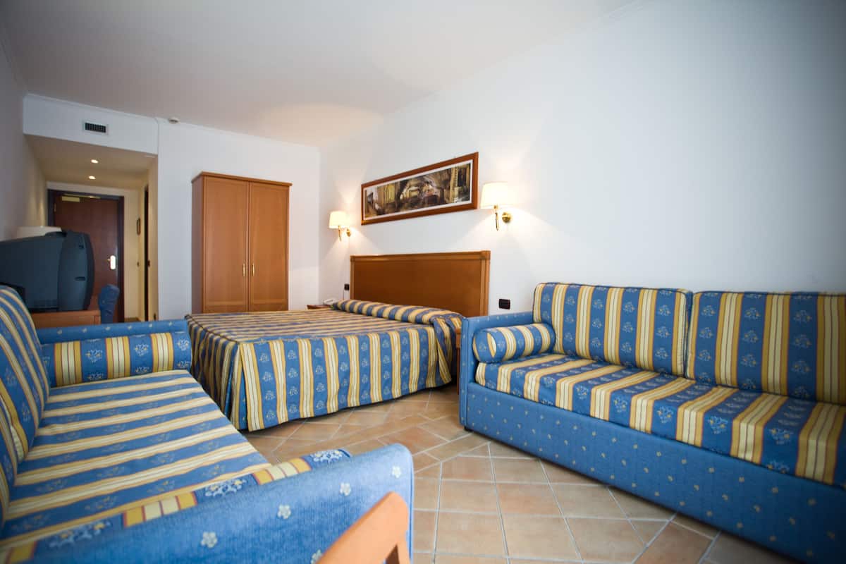 Minibar, Zimmersafe, Schreibtisch, Verdunkelungsvorhänge