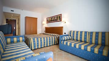 Minibar, coffres-forts dans les chambres, bureau, rideaux occultants