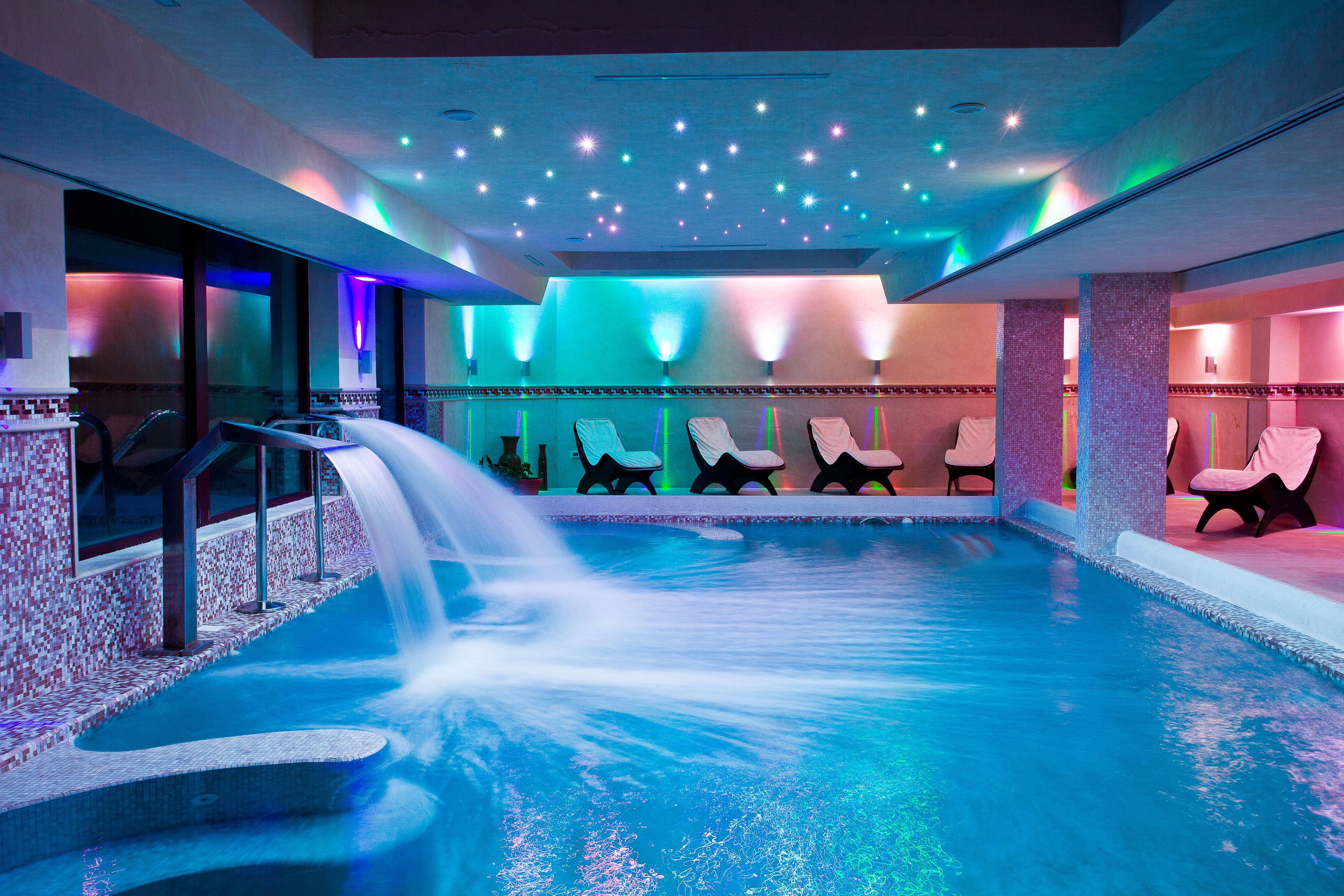 Kolam renang indoor
