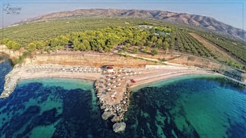 Playa privada en los alrededores, playa de arena negra y camastros