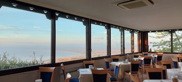 Café da manhã com buffet grátis todos os dias