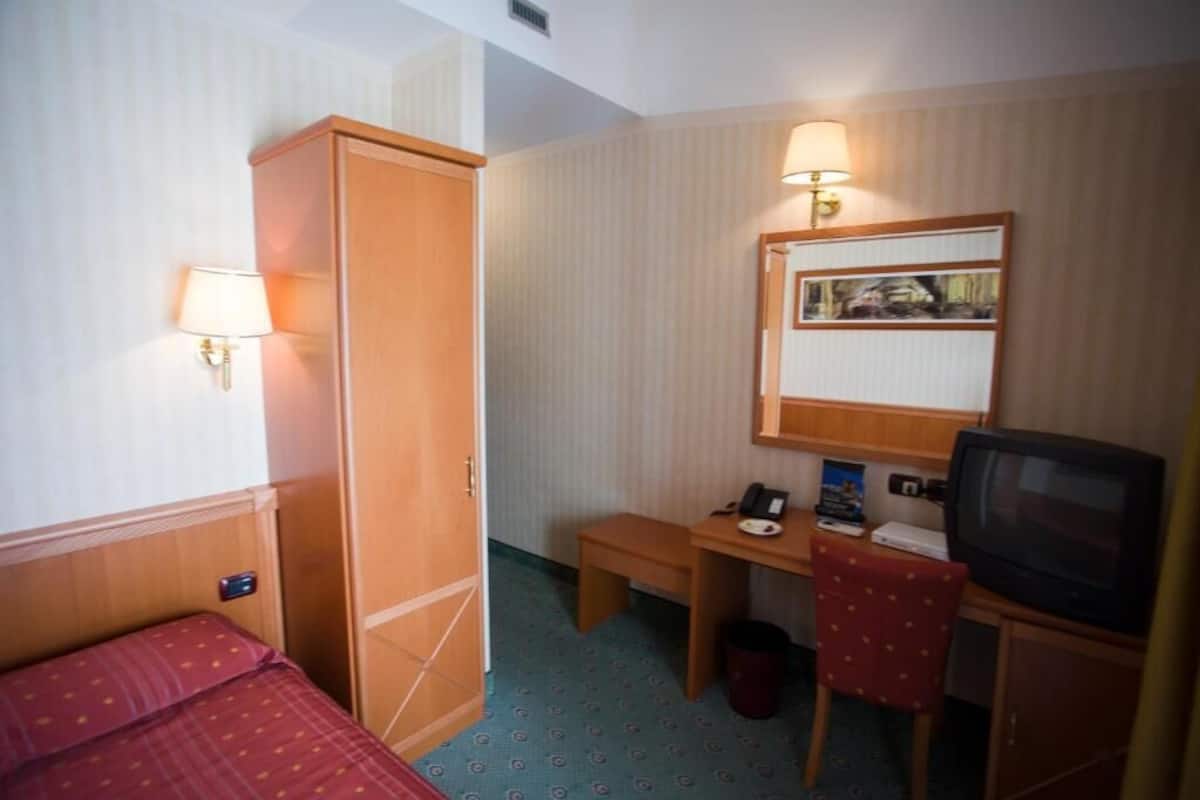 Minibar, caja de seguridad en la habitación y escritorio