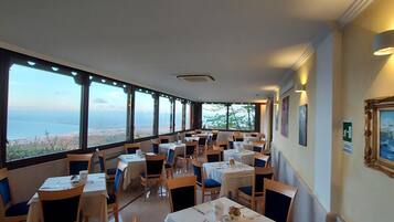 TĂ€gliches inbegriffenes FrĂŒhstĂŒcksbuffet