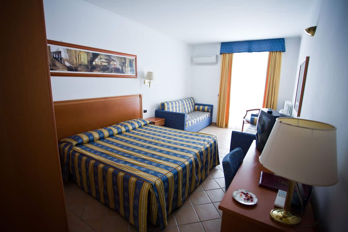 Minibar, safe på rommet, skrivebord og blendingsgardiner