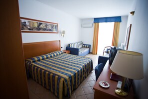 Minibar, coffres-forts dans les chambres, bureau, rideaux occultants