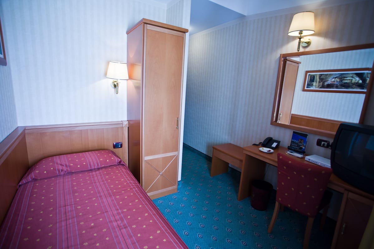 Single Room | Bar mini, peti besi dalam bilik, meja, langsir/tirai gelap terus