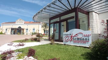 Sauna, hot tub, steam room, Turkish bath/hammam, body treatments