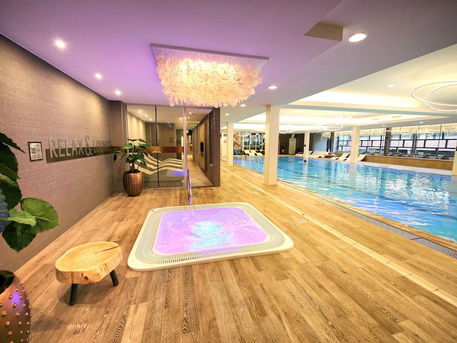 Indoor pool, pool loungers