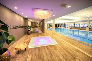 Indoor pool, sun loungers