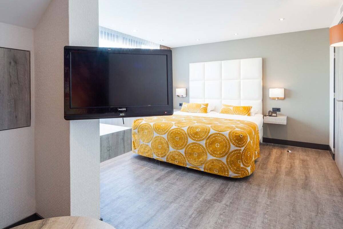 standard double room | hypo-allergenic bedding, minibar, in-room safe, desk