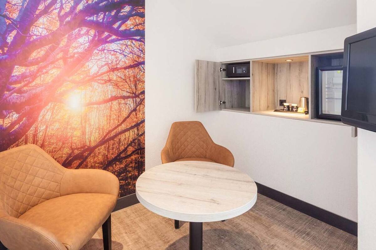 standard double room | hypo-allergenic bedding, minibar, in-room safe, desk